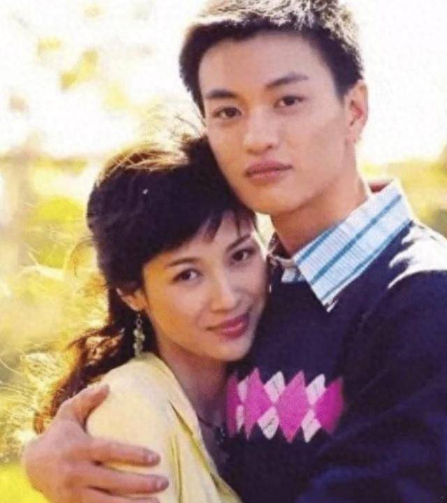 富商周旭辉<strong></p>
<p>十八数藏</strong>，44岁娶小12岁女星童蕾，获刑3年后，妻女过得如何？