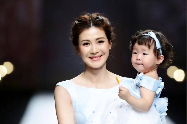 富商周旭辉<strong></p>
<p>十八数藏</strong>，44岁娶小12岁女星童蕾，获刑3年后，妻女过得如何？