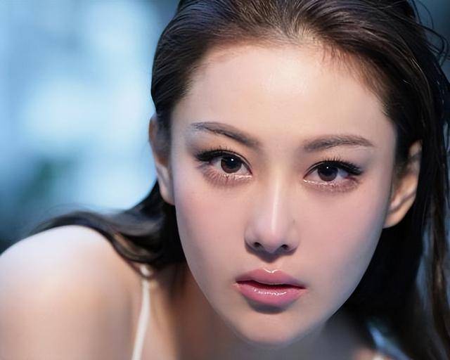 富商周旭辉<strong></p>
<p>十八数藏</strong>，44岁娶小12岁女星童蕾，获刑3年后，妻女过得如何？