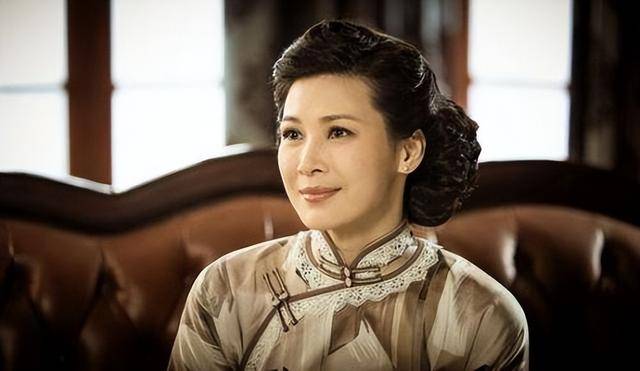 富商周旭辉<strong></p>
<p>十八数藏</strong>，44岁娶小12岁女星童蕾，获刑3年后，妻女过得如何？