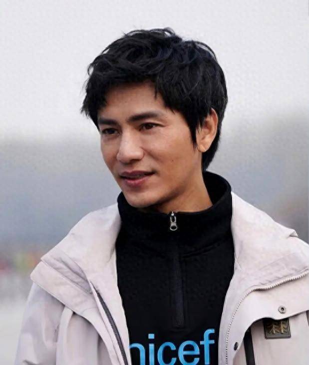 陈坤的儿子已成年<strong></p>
<p>物联网</strong>，容貌开始显现母亲的基因，像谁可以认得出吗？