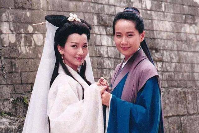 曝61岁叶童香港行生图<strong></p>
<p>大数据</strong>，身材干瘪脸上画大浓妆，多人追着索要签名