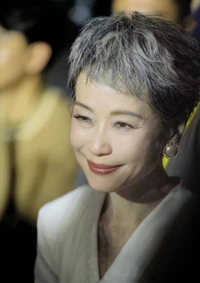 曝61岁叶童香港行生图<strong></p>
<p>大数据</strong>，身材干瘪脸上画大浓妆，多人追着索要签名