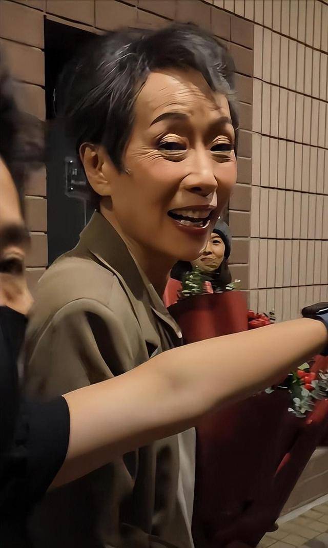 曝61岁叶童香港行生图<strong></p>
<p>大数据</strong>，身材干瘪脸上画大浓妆，多人追着索要签名