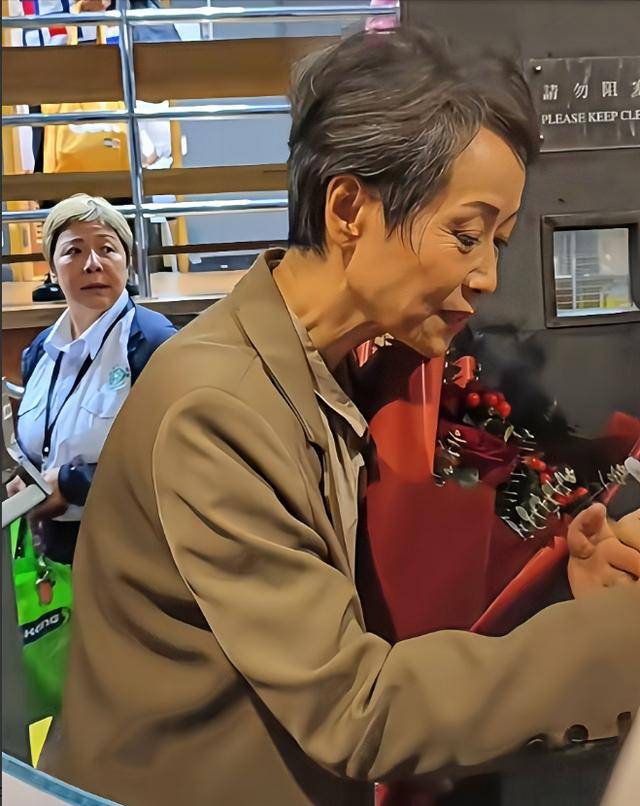 曝61岁叶童香港行生图<strong></p>
<p>大数据</strong>，身材干瘪脸上画大浓妆，多人追着索要签名