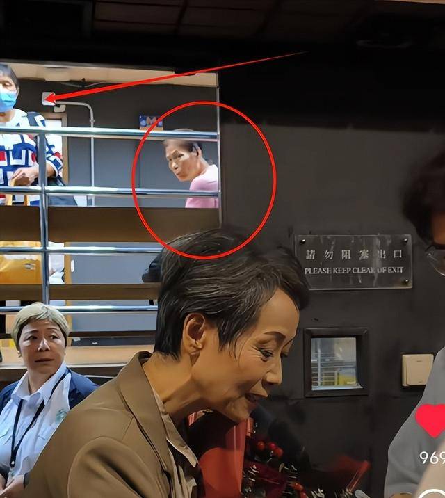 曝61岁叶童香港行生图<strong></p>
<p>大数据</strong>，身材干瘪脸上画大浓妆，多人追着索要签名