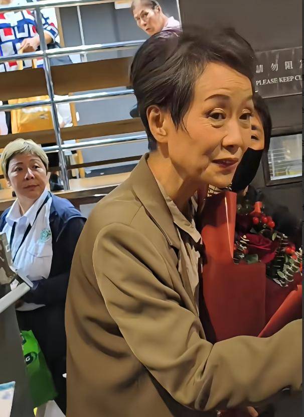 曝61岁叶童香港行生图<strong></p>
<p>大数据</strong>，身材干瘪脸上画大浓妆，多人追着索要签名