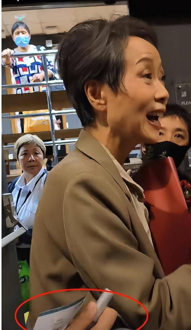 曝61岁叶童香港行生图<strong></p>
<p>大数据</strong>，身材干瘪脸上画大浓妆，多人追着索要签名