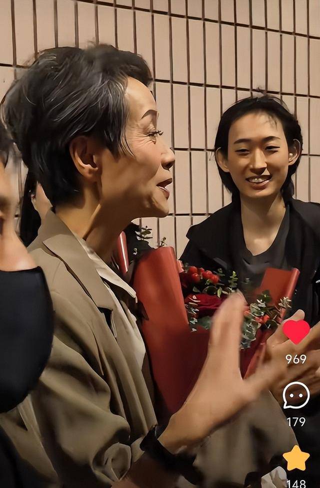 曝61岁叶童香港行生图<strong></p>
<p>大数据</strong>，身材干瘪脸上画大浓妆，多人追着索要签名