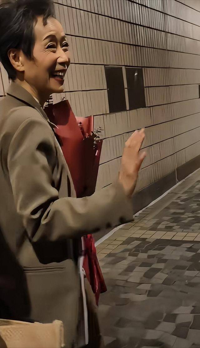 曝61岁叶童香港行生图<strong></p>
<p>大数据</strong>，身材干瘪脸上画大浓妆，多人追着索要签名