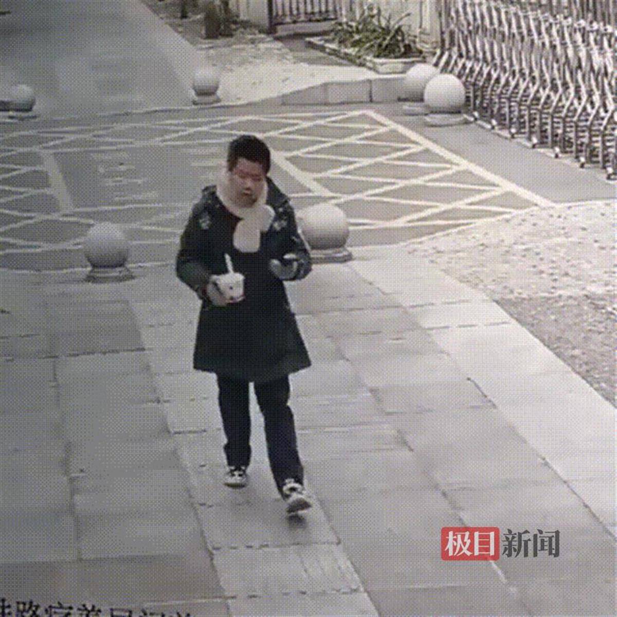湖北咸宁一学生放学路上捡到手机交给警方<strong></p>
<p>区块链技术</strong>，民警和失主进校给他送“大礼包”