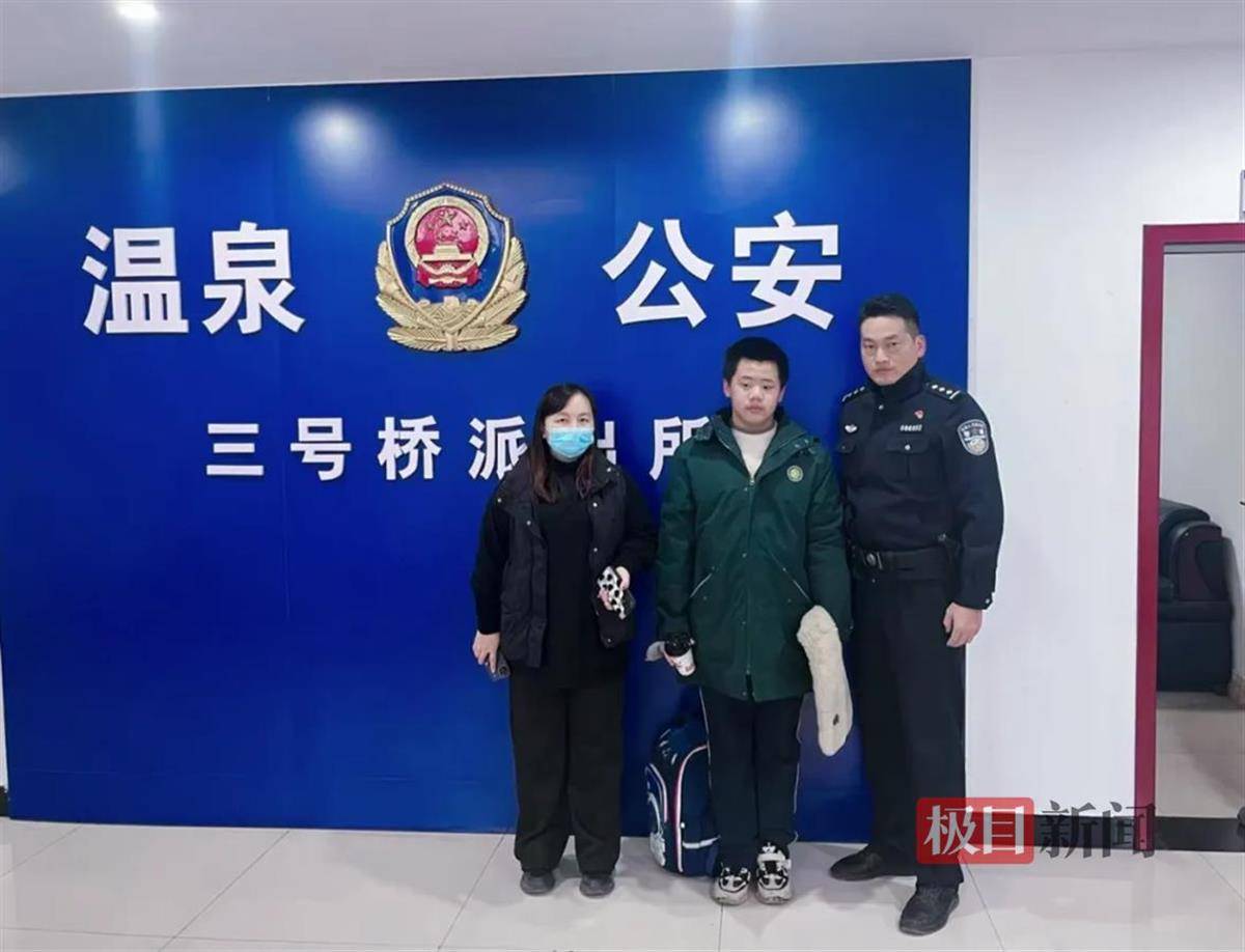 湖北咸宁一学生放学路上捡到手机交给警方<strong></p>
<p>区块链技术</strong>，民警和失主进校给他送“大礼包”