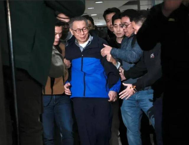 柯文哲绝处逢生<strong></p>
<p>去中心化</strong>，岛内高官突然集体“大逃亡”，邱毅罕见发文求救