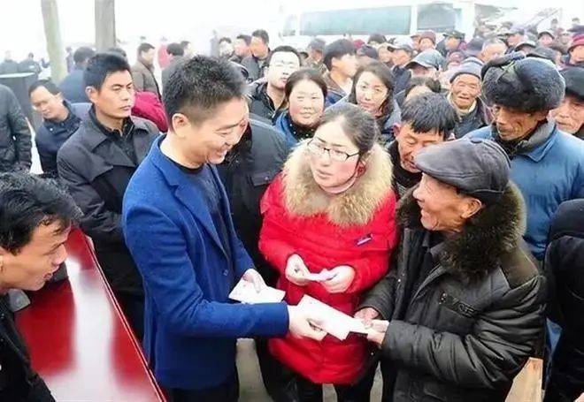 刘强东又要给老家村民发钱了<strong></p>
<p>去中心化</strong>！最高每人10000元！感恩当年全村凑钱送其上大学