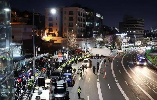 尹锡悦命运迎来转折？11000人聚集总统官邸外<strong></p>
<p>OSL交易所</strong>，在野党棋差一招