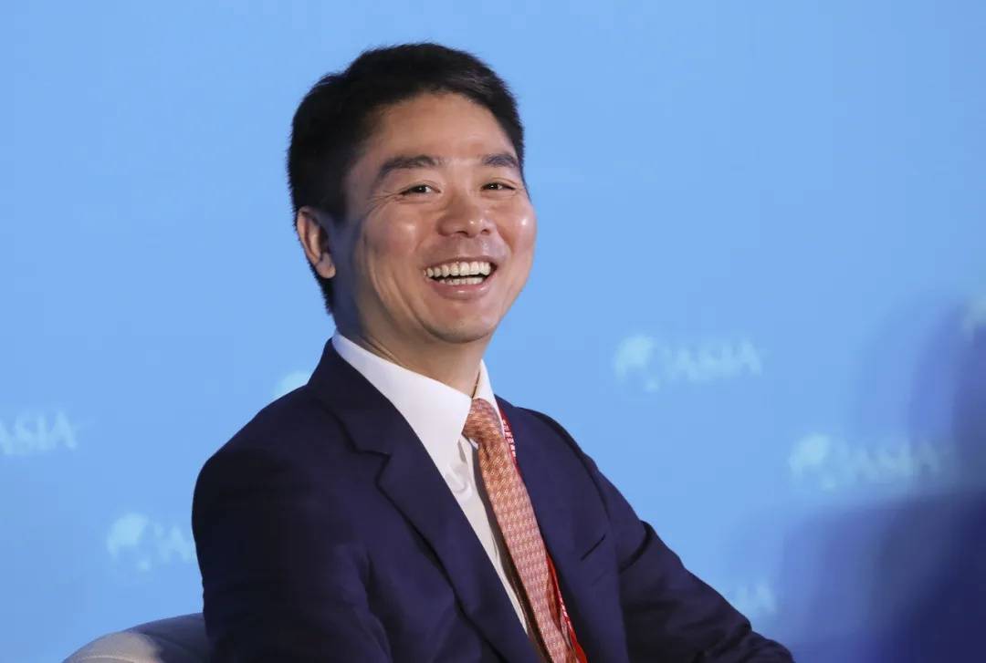 多位老师回应“刘强东发10万现金”<strong></p>
<p>OSL交易所</strong>，师生旧合照曝光