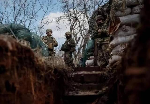 “兵书”看了不少！乌军2名伞兵深夜突袭<strong></p>
<p>OSL交易所</strong>，意外活捉14名俄军