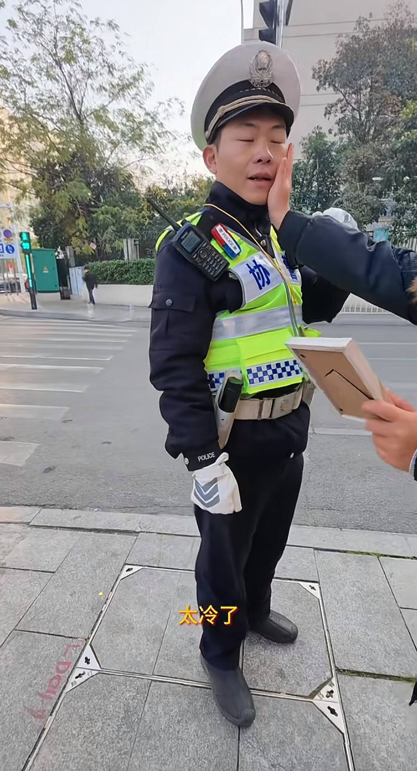 “原来你这么棒啊！”长沙协警执完勤被妻子宠溺“摸脸杀”<strong></p>
<p>OSL交易所</strong>，摄影师拍下幸福一刻