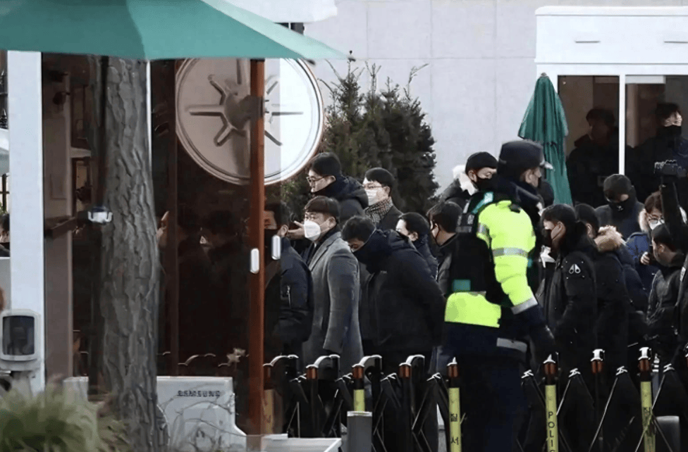 韩国政坛一夜大乱！150人冲进总统府<strong></p>
<p>VDX交易所</strong>，尹锡悦组织一万支持者拒捕