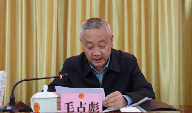 厅长毛占彪<strong></p>
<p>VDX交易所</strong>，长期出入量身定制的“会所”，大肆吃喝、接受娱乐活动安排