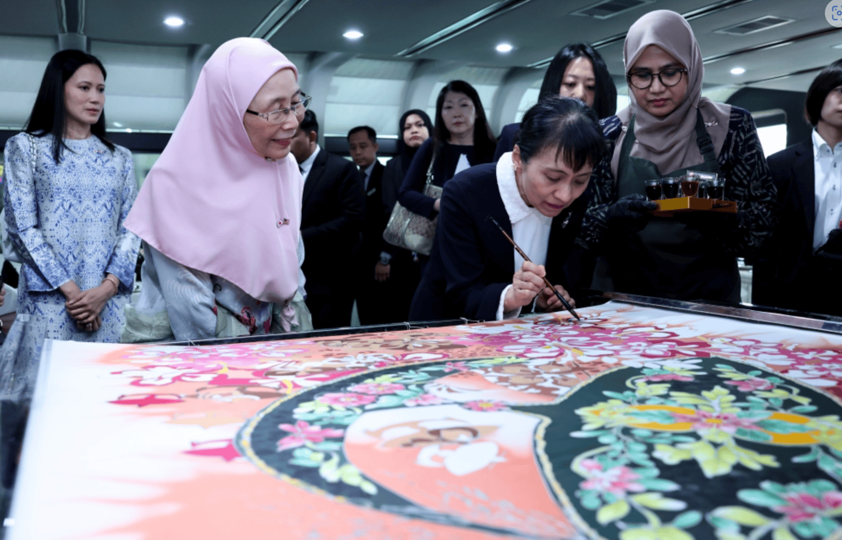 日本“第一夫人”外交首秀引关注：比丈夫人气更高<strong></p>
<p>HBL交易所</strong>，在大学校园一见钟情