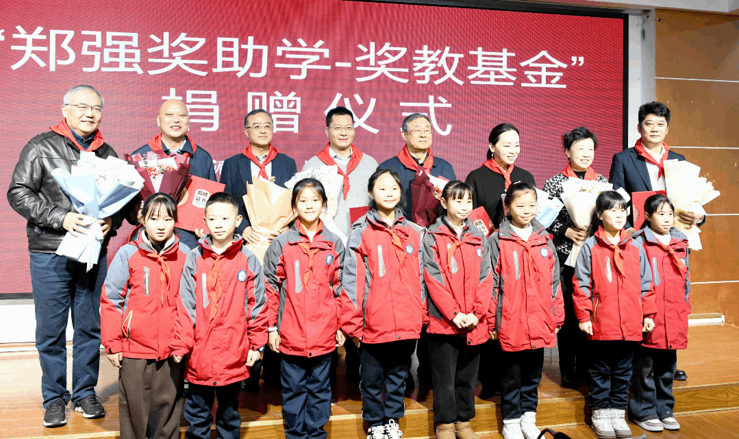 “网红教授”郑强重回贵州<strong></p>
<p>META</strong>，“郑强奖助学-奖教基金”已获捐赠416万余元