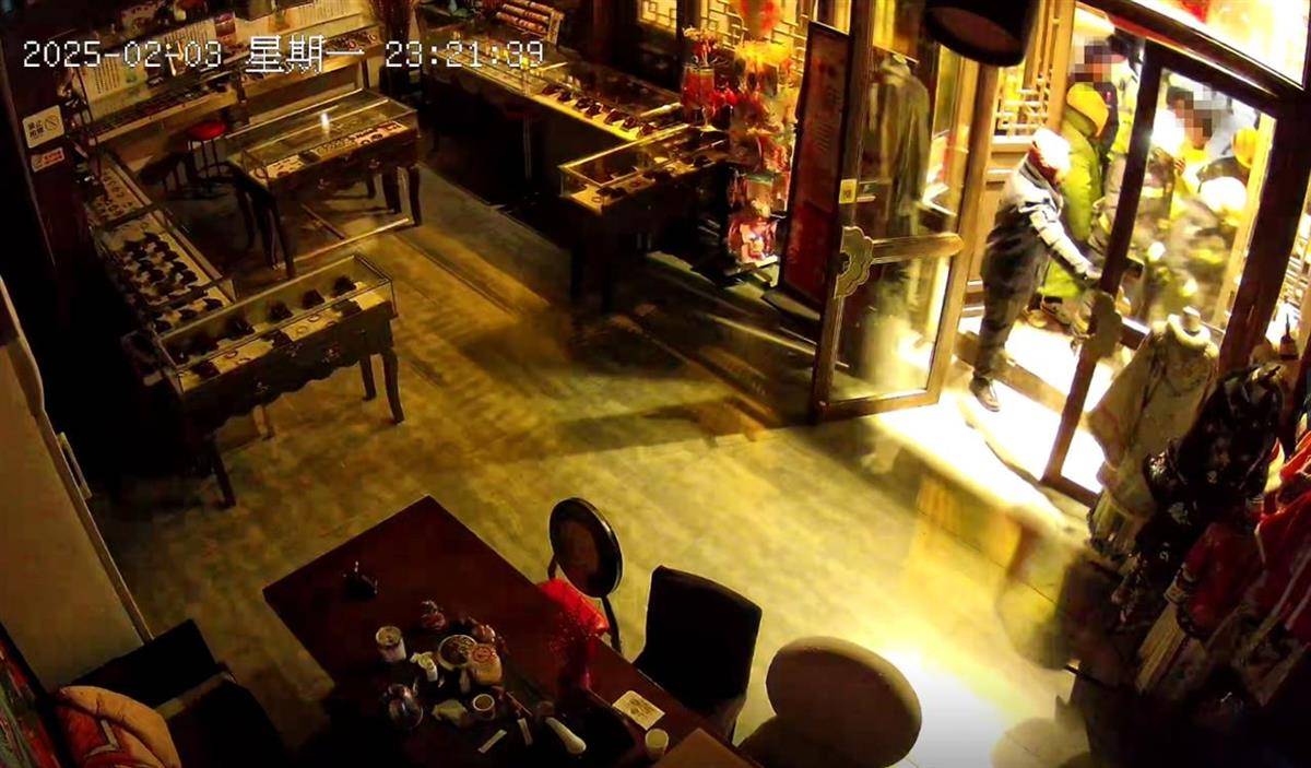 大同官方核查“店铺被撬锁开灯”事件<strong></p>
<p>DAO</strong>，律师：撬锁入室涉嫌违法，且滥用行政权力