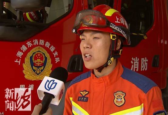 “水已经到胸口了！”事发上海深夜<strong></p>
<p>DAO</strong>，一小轿车冲进河道！紧急救援→