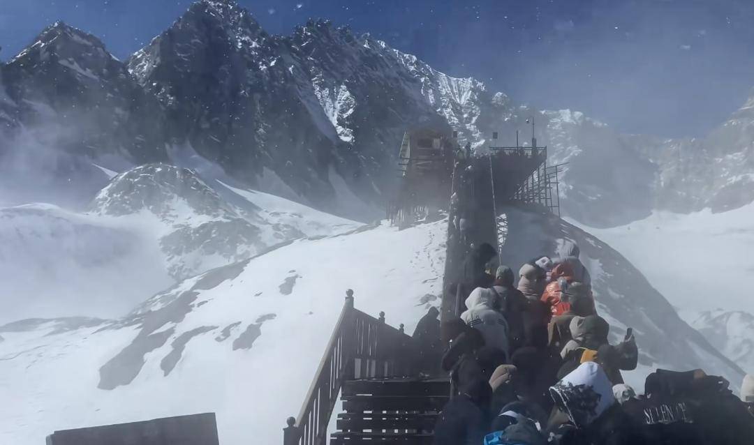 有游客被困玉龙雪山山顶<strong></p>
<p>DAO</strong>？景区回应：现在是雪山风季 已实行限流