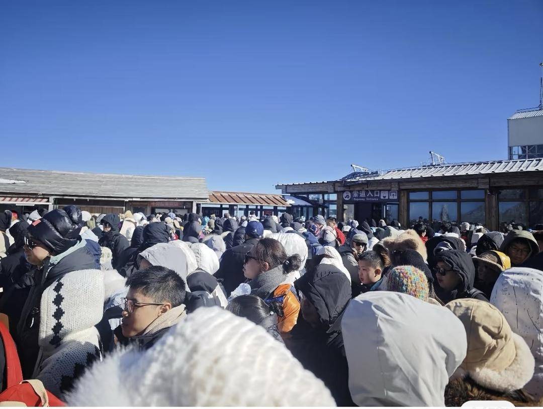 有游客被困玉龙雪山山顶<strong></p>
<p>DAO</strong>？景区回应：现在是雪山风季 已实行限流
