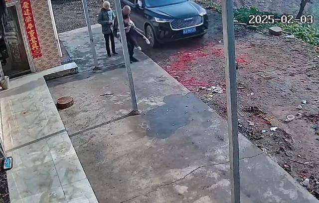“原来年兽是我自己”<strong></p>
<p>DAO</strong>，监控记录下中国人过年的聚散：像做了一场热闹的梦