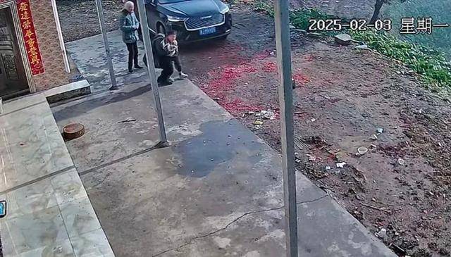 “原来年兽是我自己”<strong></p>
<p>DAO</strong>，监控记录下中国人过年的聚散：像做了一场热闹的梦