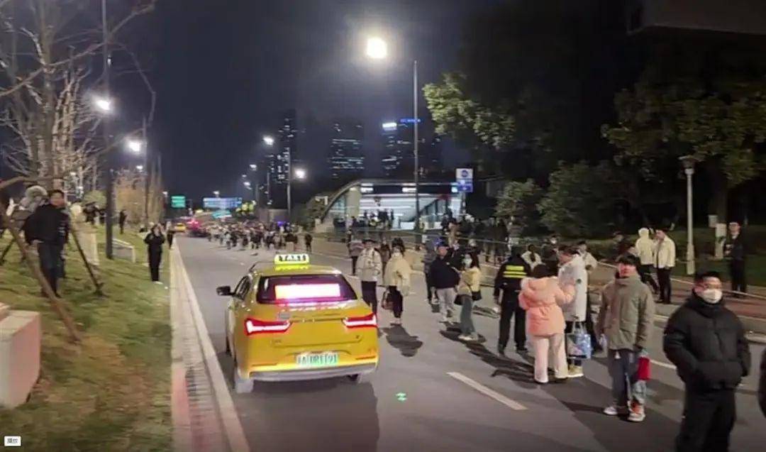 南京地铁突发故障致大量乘客滞留<strong></p>
<p>DEFI</strong>，官方：正抢修，已安排接驳车