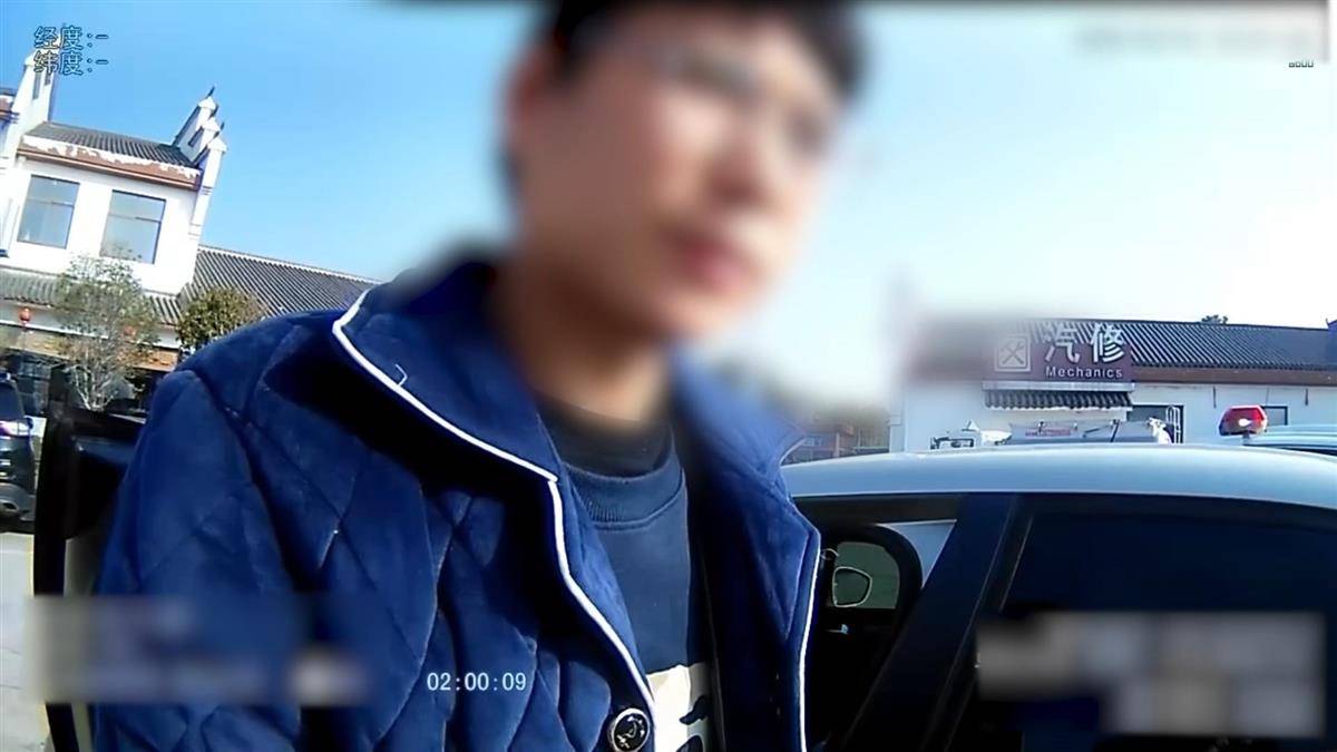 “是多么重要的会议？一定要在高速公路上开？”<strong></p>
<p>DEFI</strong>，驾驶员在应急车道停车开会被扣9分罚200元