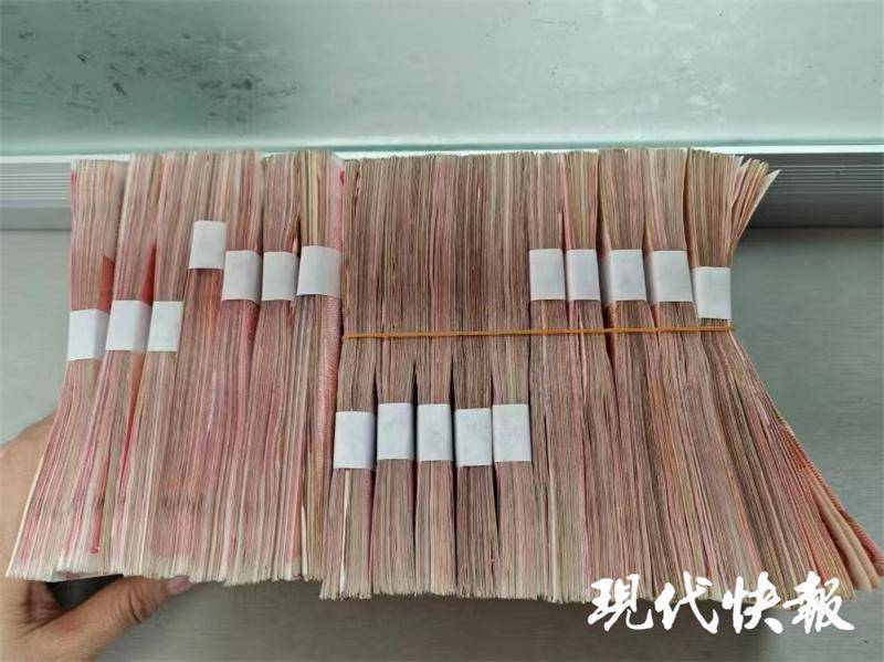 女子把17万元现金藏床底多年<strong></p>
<p>AUTONOMOUS</strong>，发霉粘在了一起