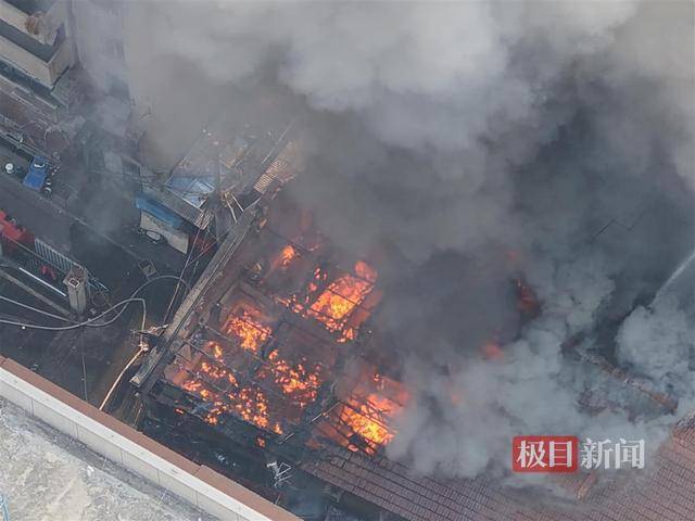 武汉一栋两层公房失火<strong></p>
<p>Foundation</strong>，火已被扑灭无人员伤亡