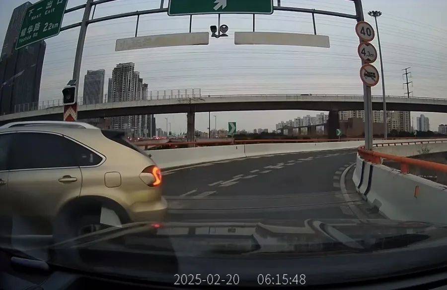 离谱！事发上海高架<strong></p>
<p>币安下载官方app</strong>，一SUV开错路，竟原地掉头逆行