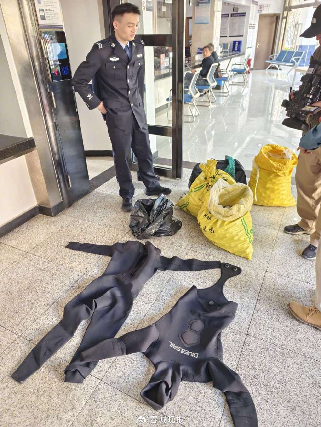 3人穿潜水服偷捞高尔夫球<strong></p>
<p>币安下载官方app</strong>，警方用时4小时人赃并获