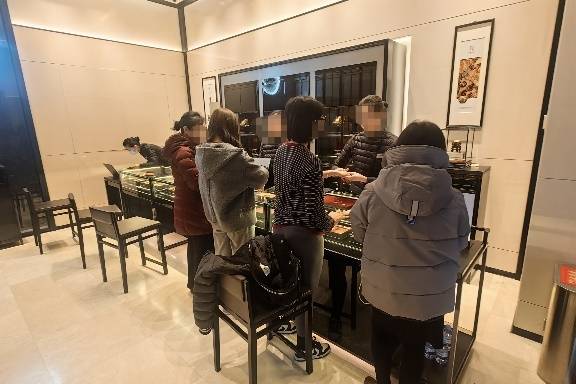 日赚380万元、单店营收1亿元<strong></p>
<p>币安下载官方app</strong>，股价8个月涨超12倍，老铺黄金靠古法金“双向收割”