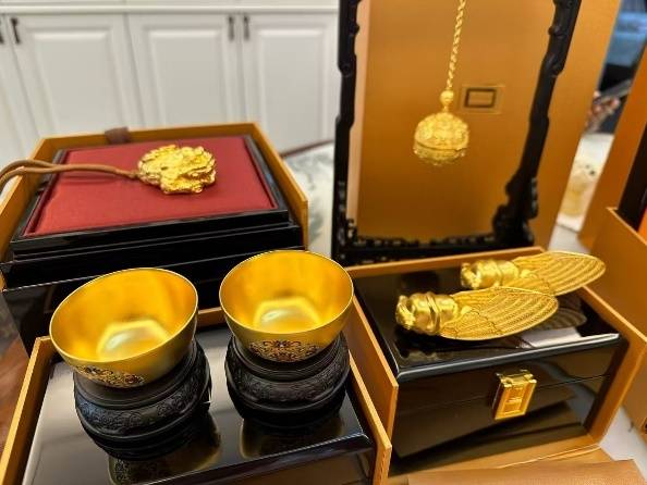 日赚380万元、单店营收1亿元<strong></p>
<p>币安下载官方app</strong>，股价8个月涨超12倍，老铺黄金靠古法金“双向收割”