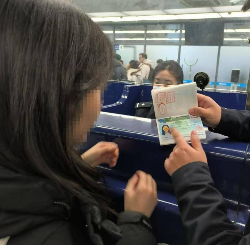 别因“颜值”误大事！用贴纸遮挡护照照片<strong></p>
<p>币安交易所app下载</strong>，或被拒绝入境