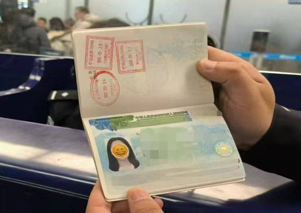 别因“颜值”误大事！用贴纸遮挡护照照片<strong></p>
<p>币安交易所app下载</strong>，或被拒绝入境