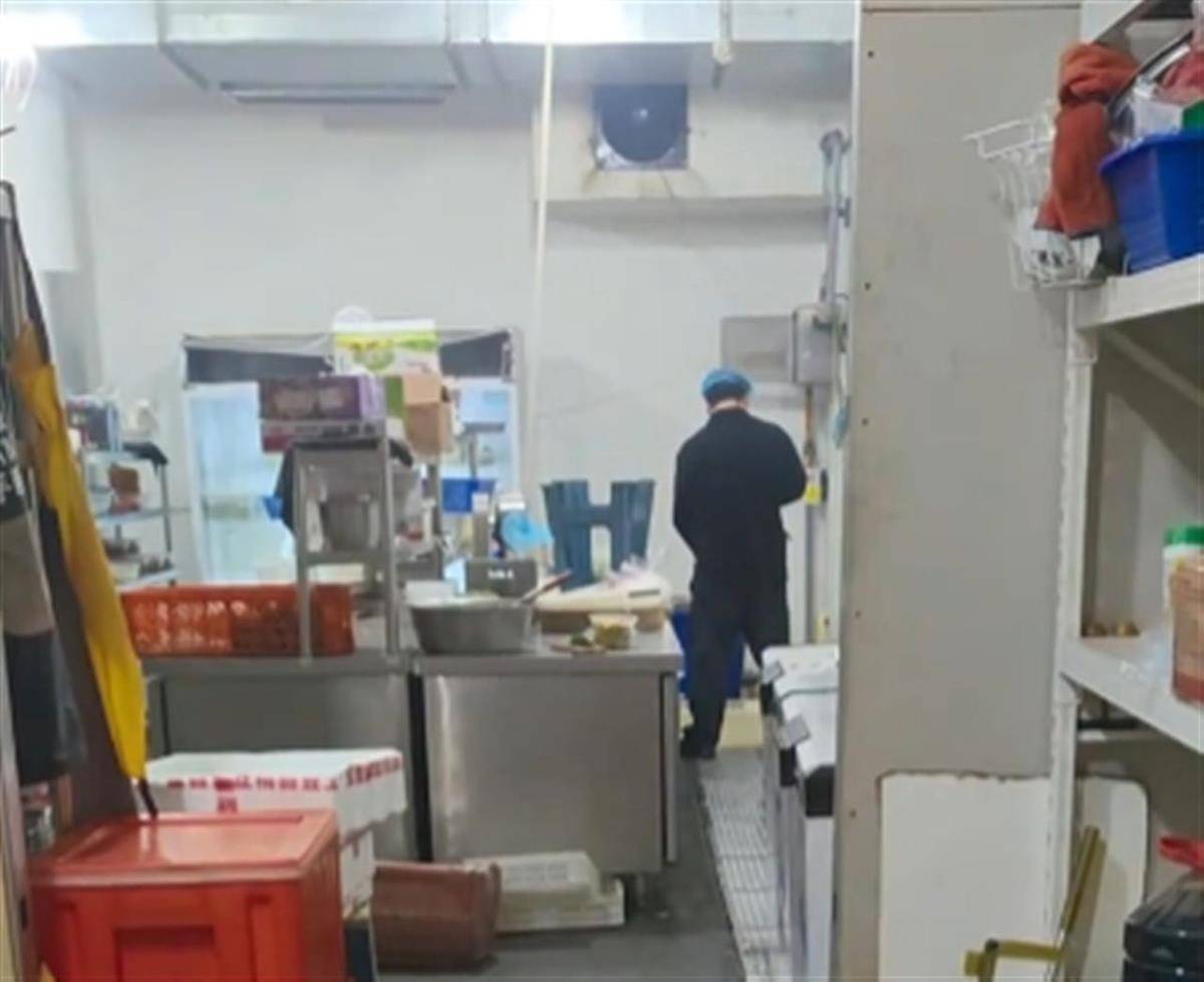 济南一餐厅被举报员工在后厨小便<strong></p>
<p>币安币钱包</strong>，老板否认，市监部门介入调查
