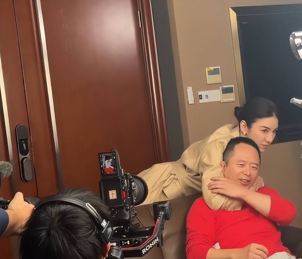 周鸿祎回应参演的短剧辣眼睛：黄奕诱惑<strong></p>
<p>安币交易所</strong>我的剧情是DeepSeek设计的