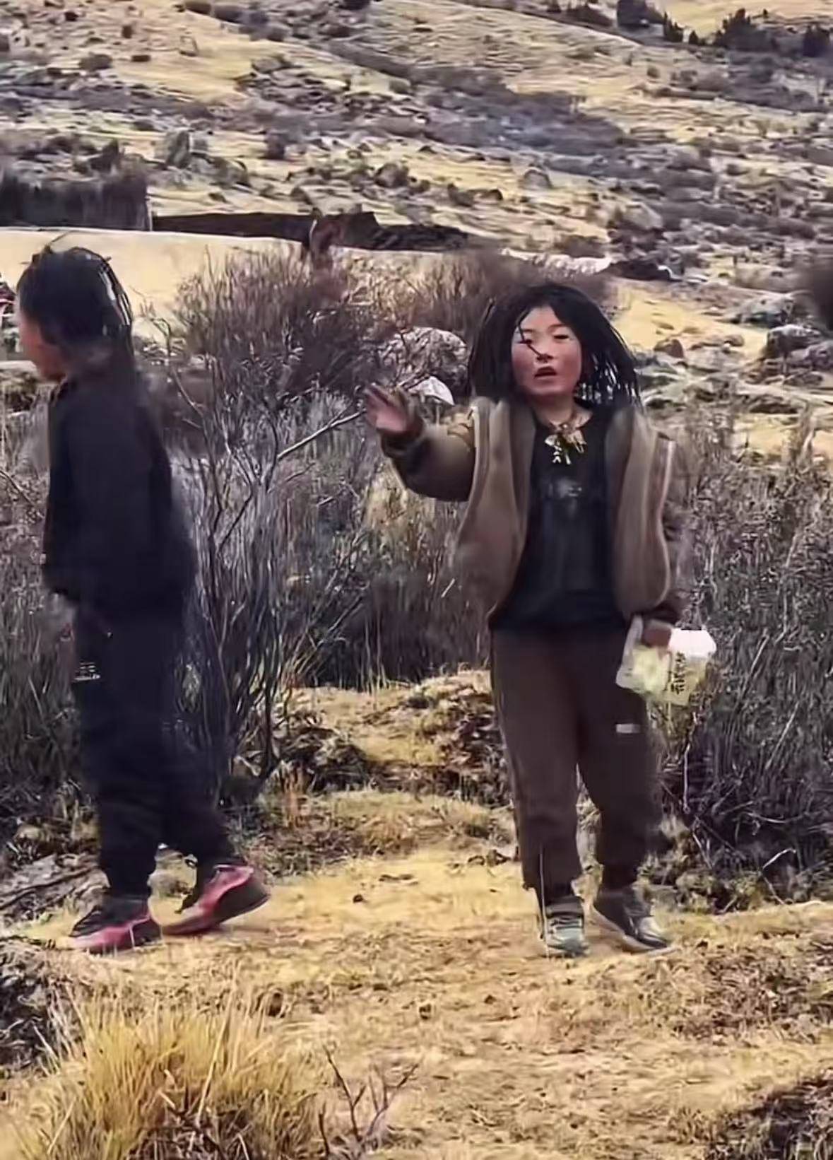 重庆男子在理塘旅游送当地小孩零食<strong></p>
<p>币安BNB</strong>，反被赠三只藏獒，“他们把我当做很好的客人”