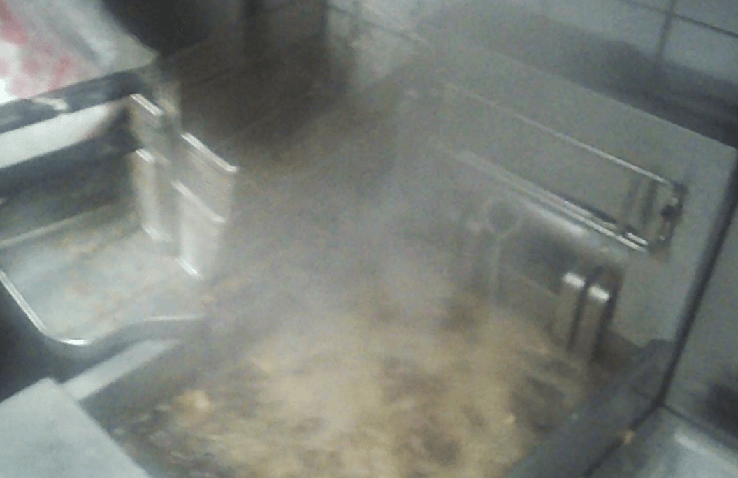 卧底华莱士两家门店：过期食材换签续命<strong></p>
<p>期货交易所</strong>，炸油酸价超标易引腹泻