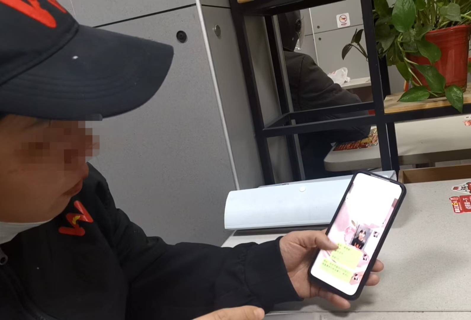 卧底华莱士两家门店：过期食材换签续命<strong></p>
<p>期货交易所</strong>，炸油酸价超标易引腹泻