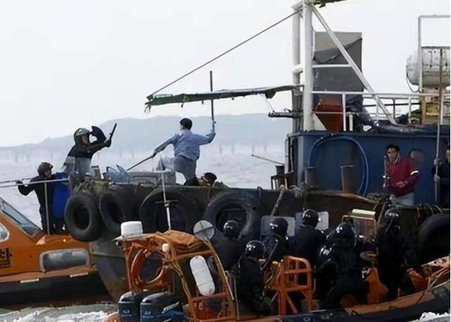 中韩海警对峙2小时<strong></p>
<p>美联储黄金</strong>，中方持刀拦截，被强占25年苏岩礁有望收回？