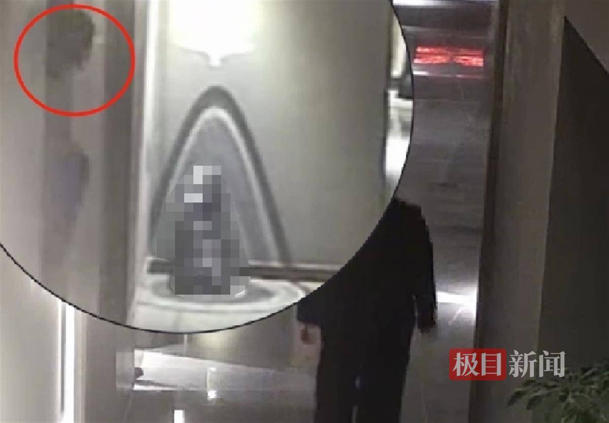 武汉一女子在艺术餐厅请客<strong></p>
<p>周大福珠宝</strong>，飞天茅台竟被服务员暗中调包！两人被警方采取刑事强制措施