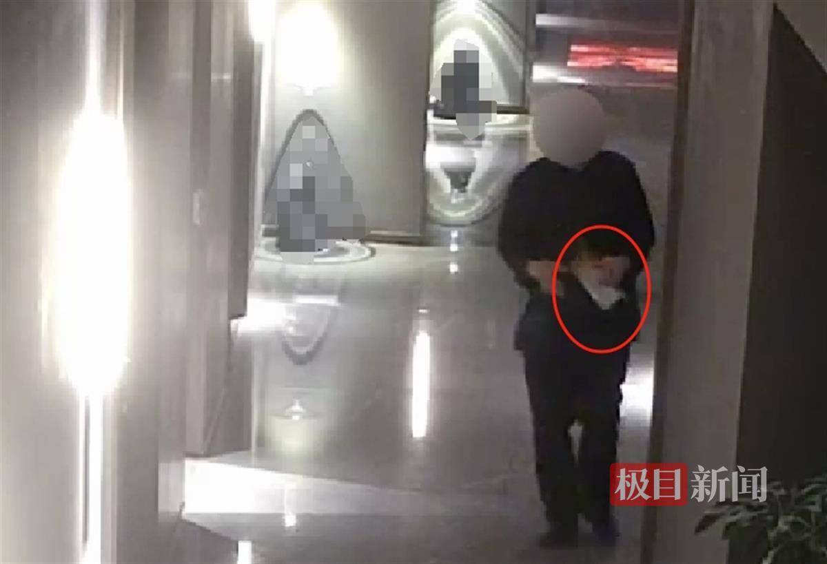 武汉一女子在艺术餐厅请客<strong></p>
<p>周大福珠宝</strong>，飞天茅台竟被服务员暗中调包！两人被警方采取刑事强制措施